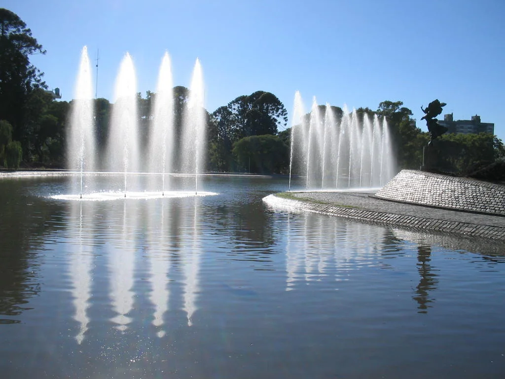 Fuentes ornamentales en un espejo de agua público
