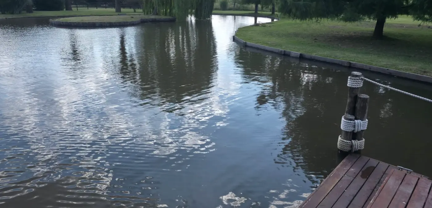 Laguna con el agua limpia junto al muelle después del mantenimiento